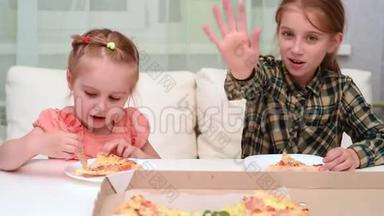 小女孩在吃披萨，姐姐挥舞着手
